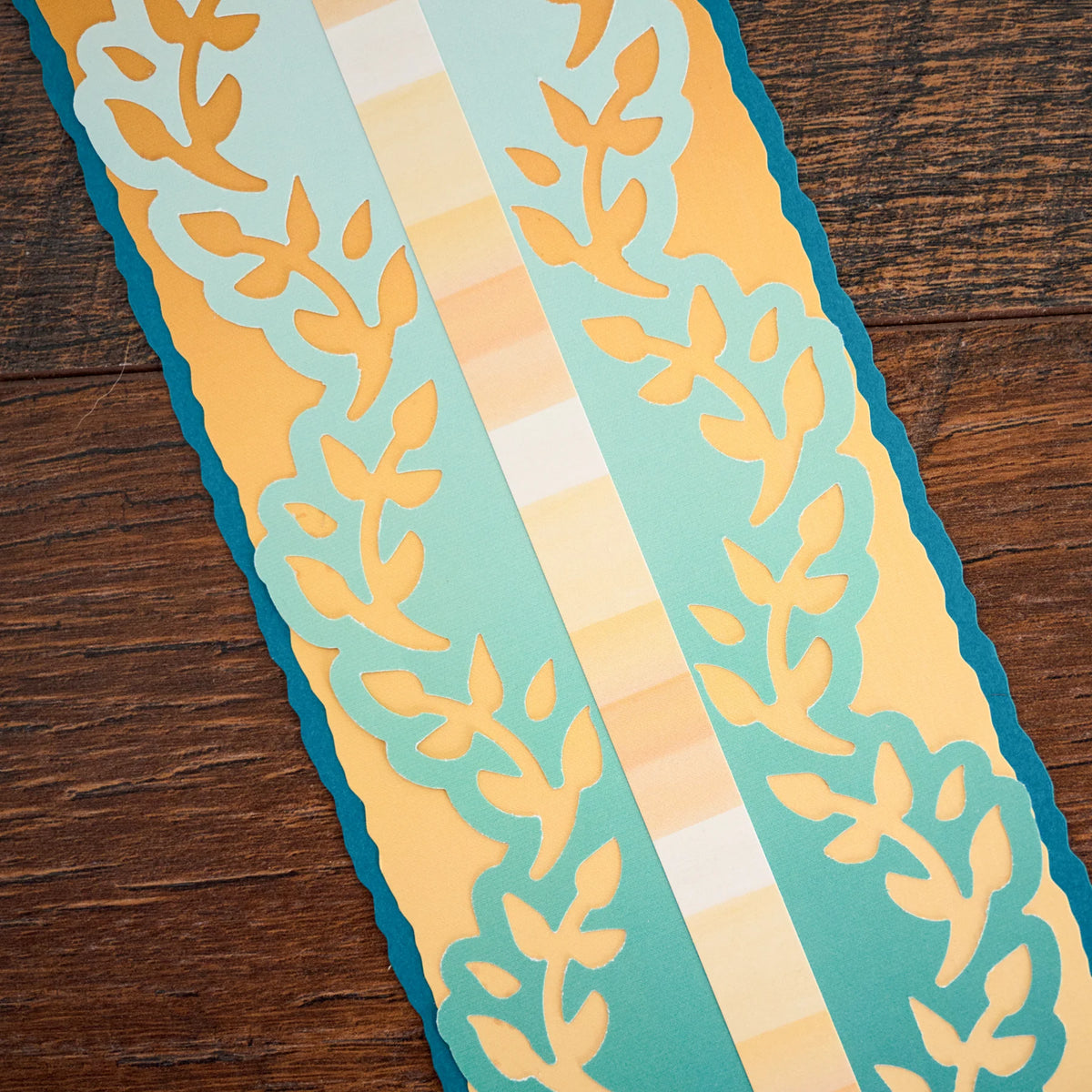 Winding Scallop Border Punch